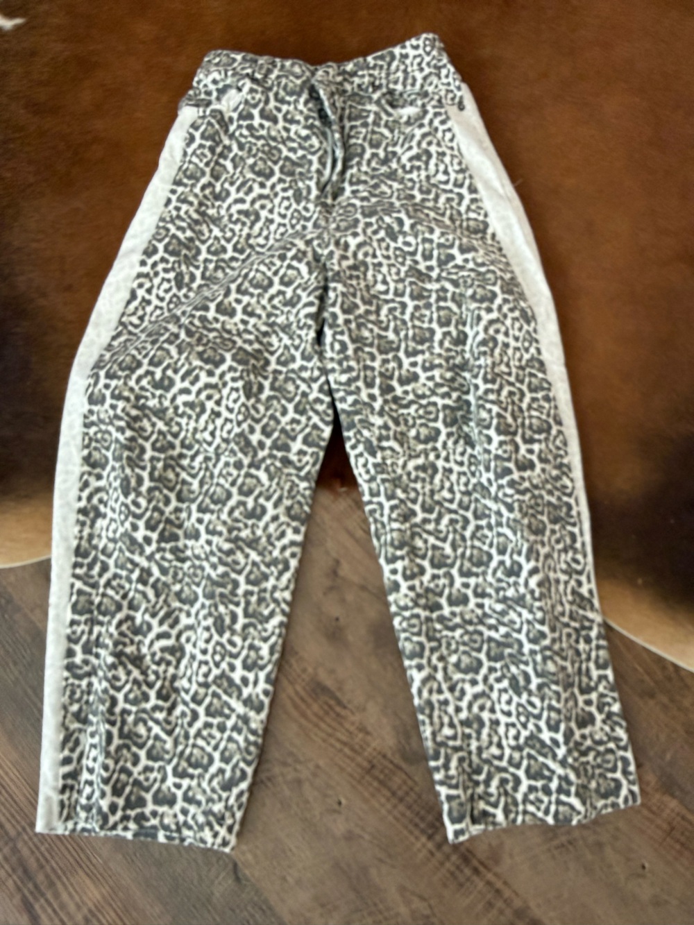 Women’s Printed Barrel Jeans in Gray Leopard